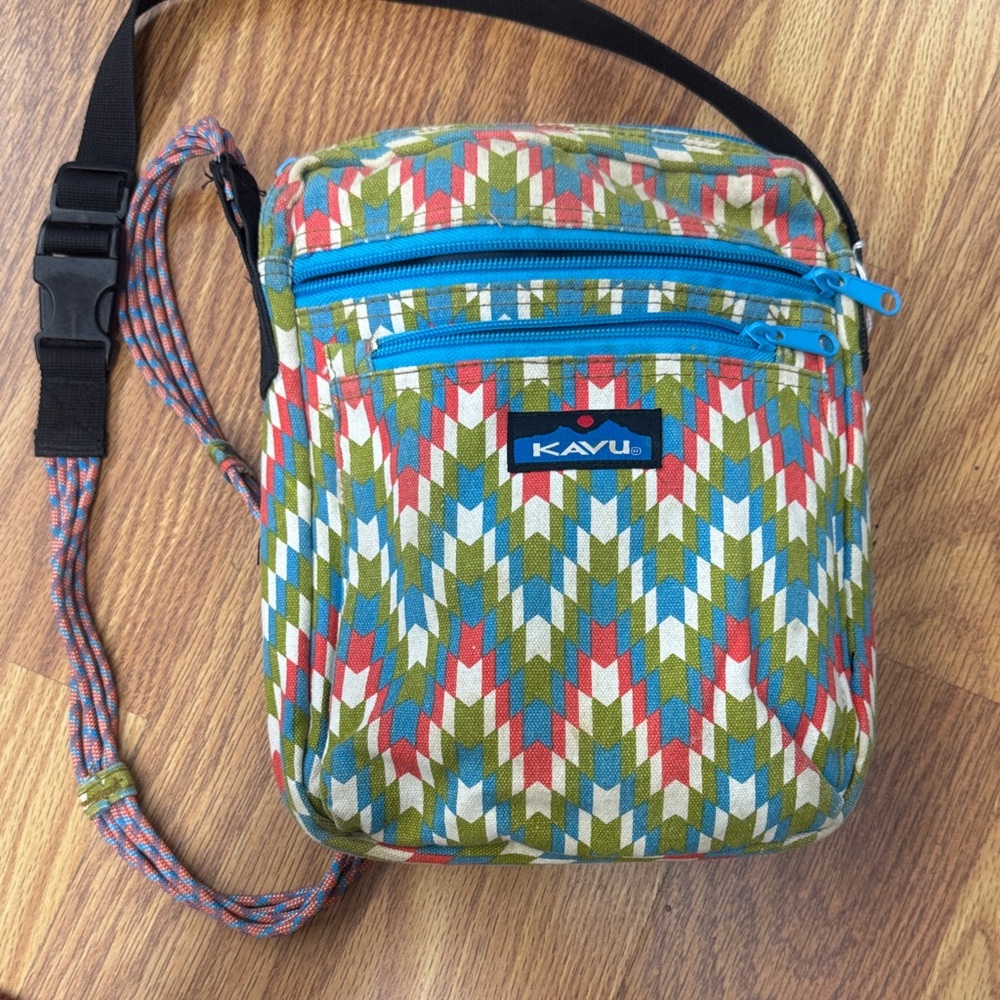 KAVU Chevron Pattern Messenger Bag